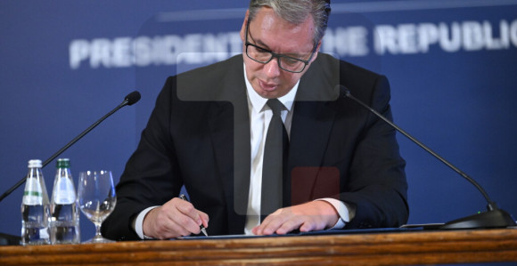 Predsjednik Srbije Aleksandar Vučić podnio ostavku