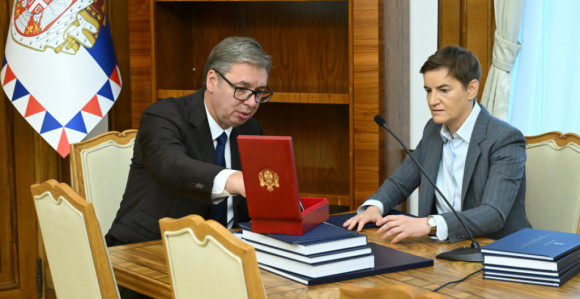 Вучић предао дужност предсједника Републике Србије Ани Брнабић