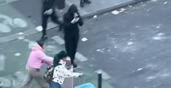 Pariz: Turistkinje sa koferima usred haosa postale hit