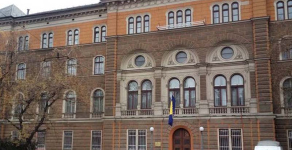 Упркост законима и уставу појединци су и даље у фотељама