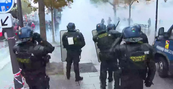 Париз: Сукоби на протестима, 500 особа напало полицију