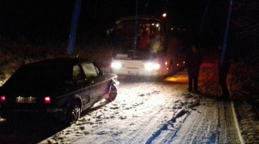 Autobus zavejan zbog snijega