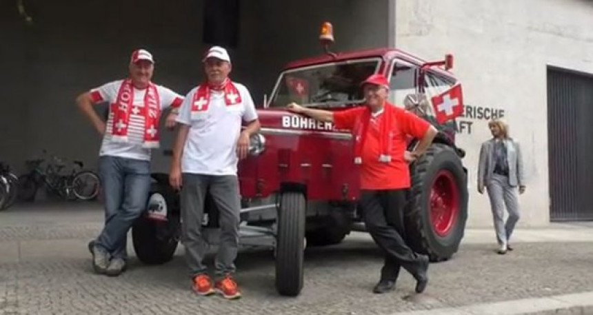 I Švajcarci traktorom na Svjetsko prvenstvo!