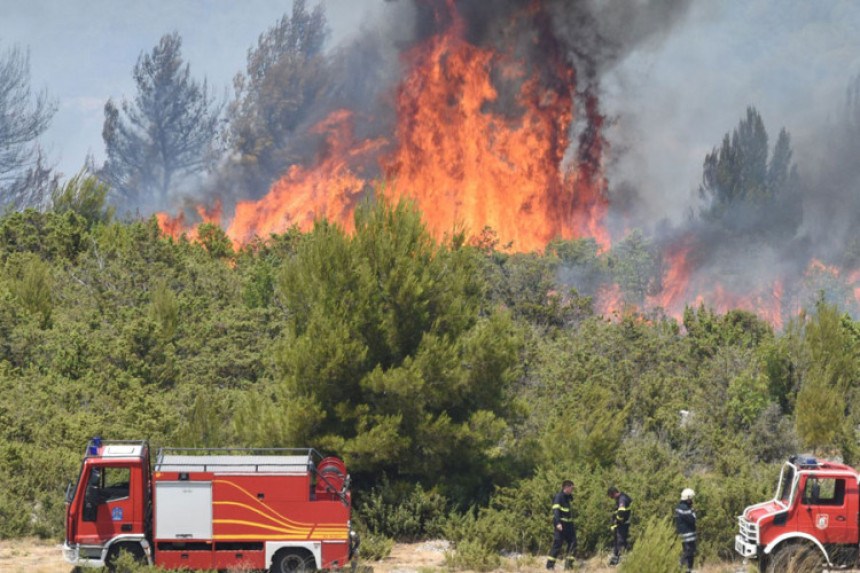 Пожари угрожавају куће у Далмацији