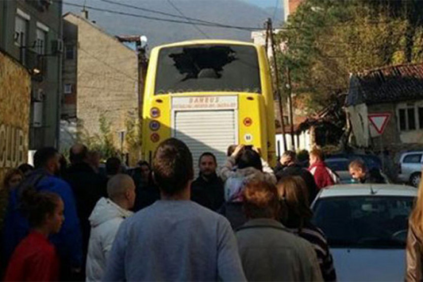 КиМ: Каменовани српски аутобуси
