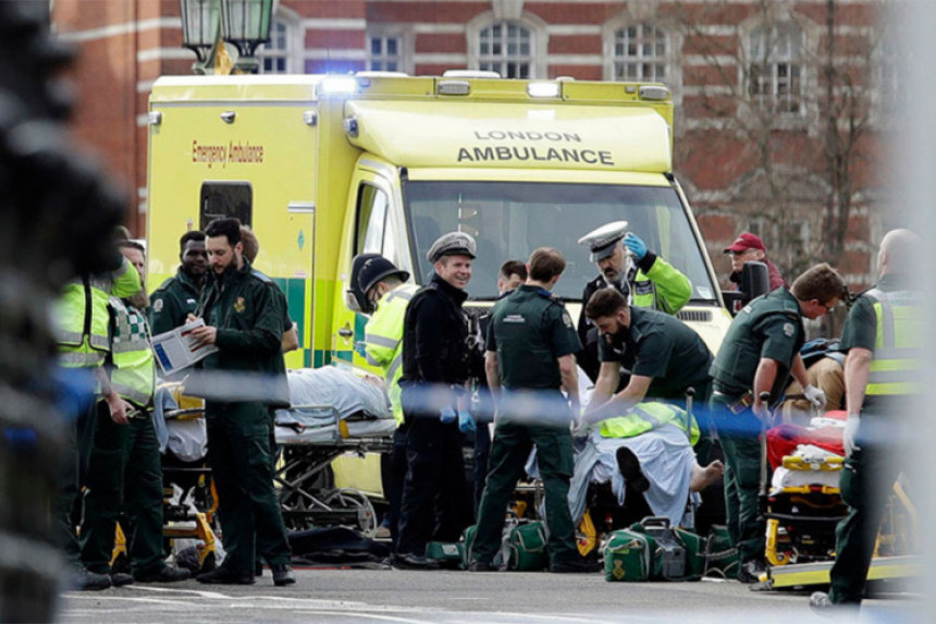 U Londonu četiri osobe stradale