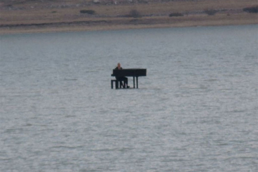 За клавиром насред језера на Блидињу