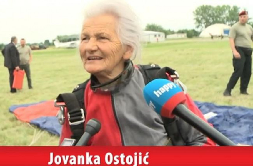 Majka heroja (83) skočila padobranom 