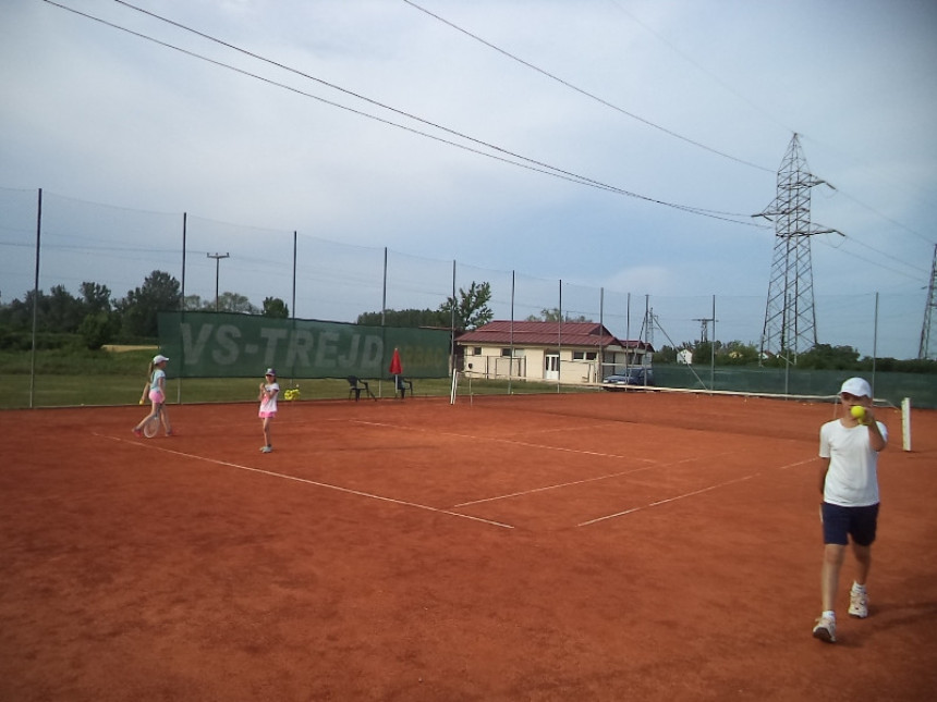 Све популарнији тенис у Српцу