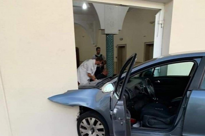 Аутомобилом ударио у џамију у Француској
