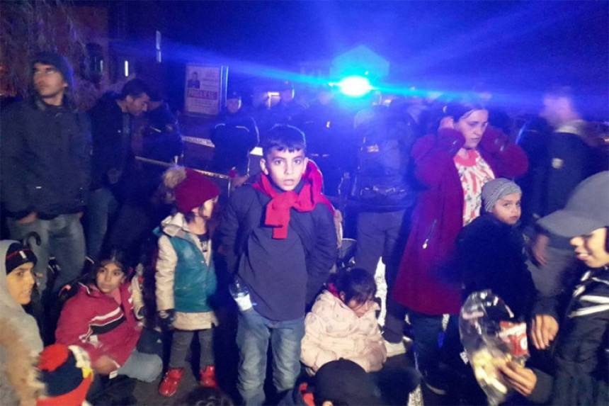 Migranti legli na cestu kod Izačića
