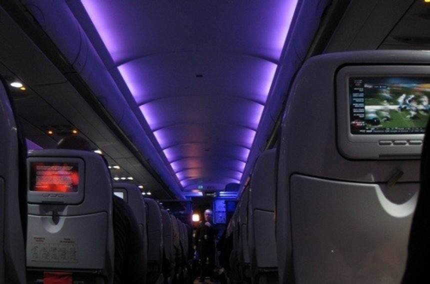 Zašto se pri slijetanju prigušuju svjetla u avionu?