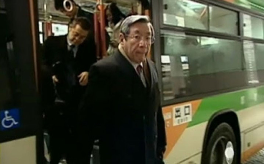 Шеф Јапан Ерлајнса до посла аутобусом