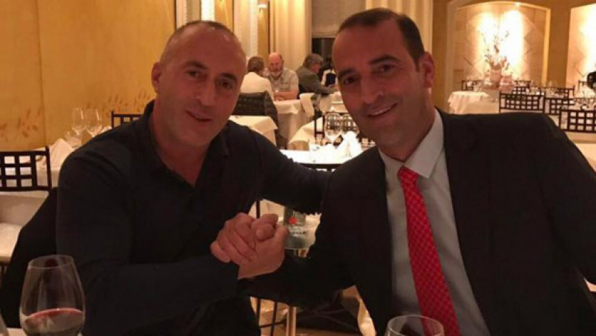 Ramuš Haradinaj pije vino i uživa  