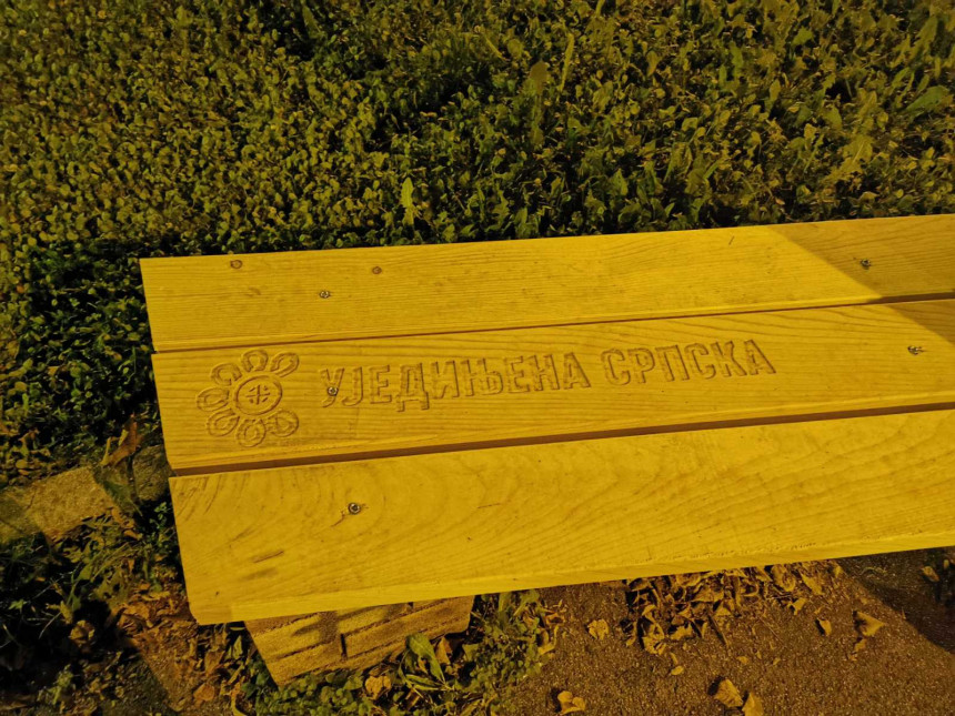 Уједињена Српска поставила клупе са својим знаком