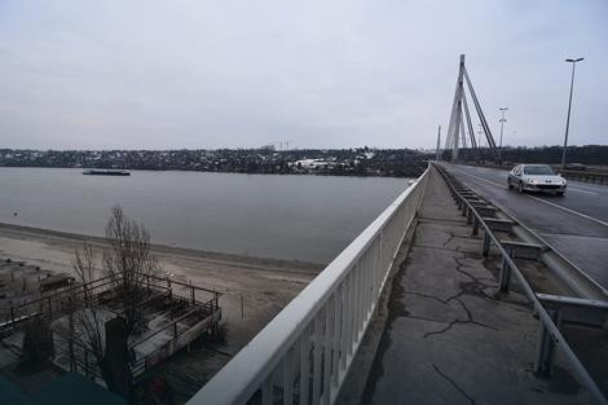 Гурнуо жену с моста у Дунав