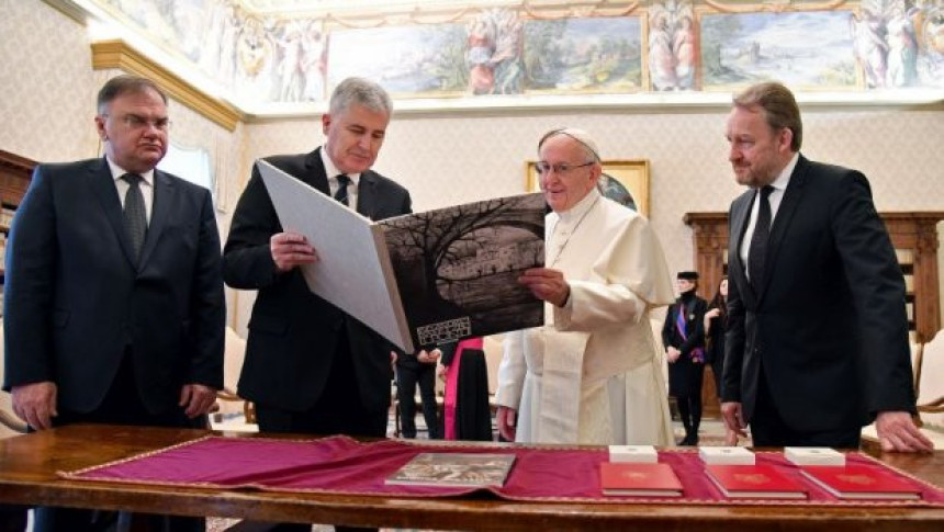 Папа Фрањо добио књигу на поклон