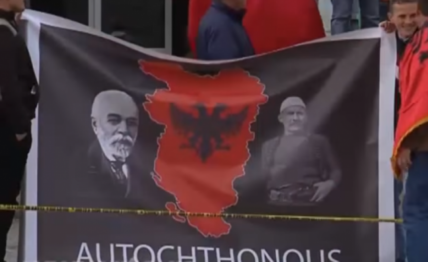 Дрон са постером "Велике Албаније"