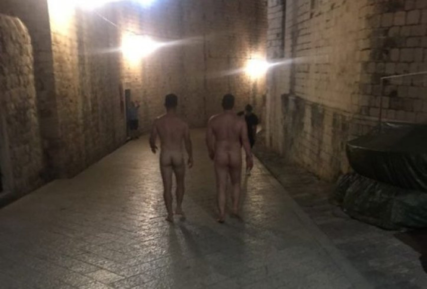 Dubrovnik: Turisti goli šetali Starim gradom