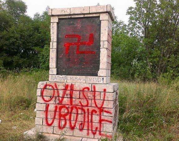 Кукасти крст на спомен плочи
