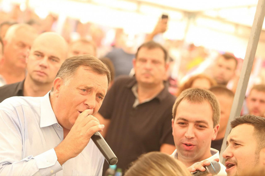 Manjača: Dodik i Vulin zapjevali pod šatorom