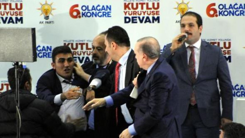 Burno na skupu: Spasili Erdogana!