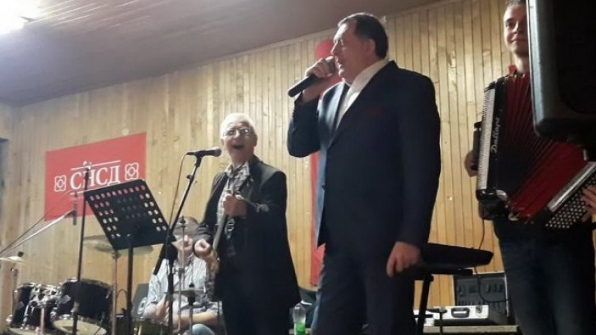 Zna li Milorad Dodik šta pjeva?