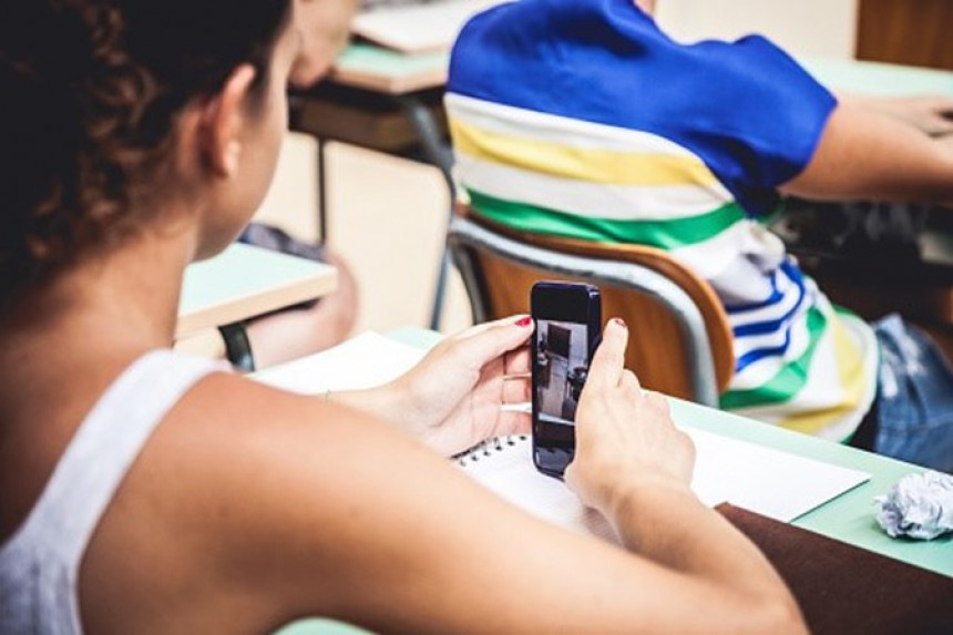 Grčki ministar zabranio mobilne telefone u školama