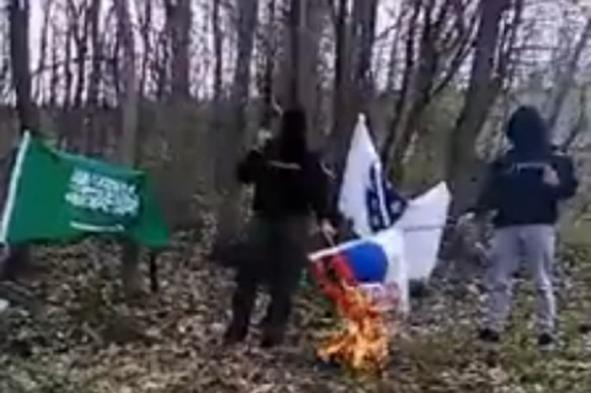 Исламисти из БиХ пуцају и пале српске заставе