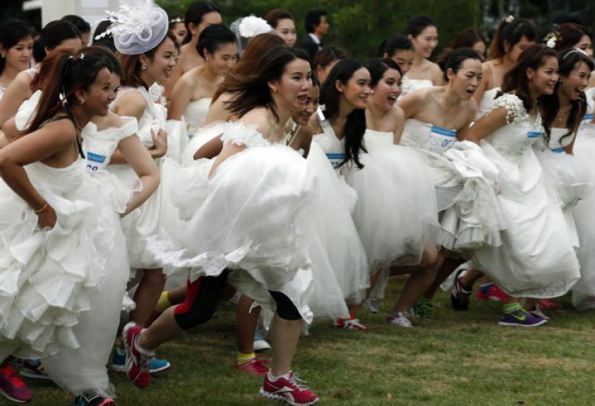 Žene u vjenčanicama trčale za nagradno putovanje