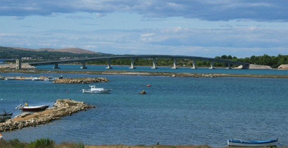 Zapaljen sporni transparent