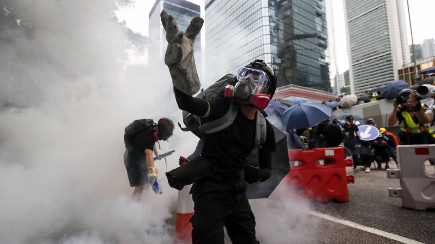Policija Hongkonga suzavcem na demonstrante 