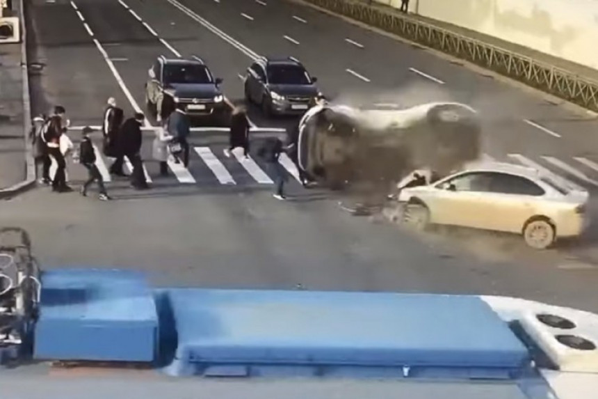Automobili nakon sudara "pokosili" pješake na ulici