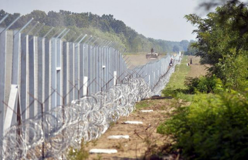 Vojska gradi ogradu prema Grčkoj