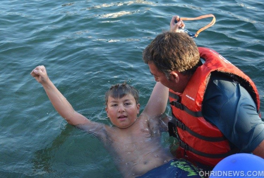 Дјечак препливао Охридско језеро 