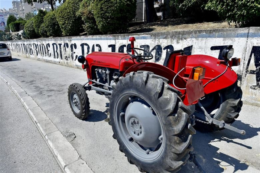 У Вуковарској улици у Сплиту постављен црвени трактор