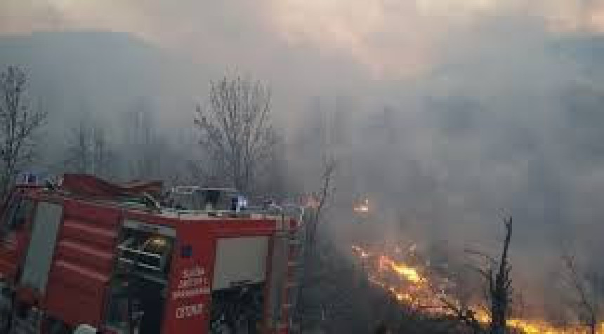 Три авиона МУП-а гасе пожар у близини Цетиња