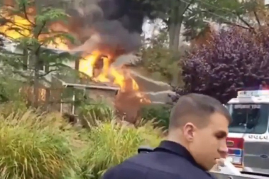 Авион ударио у кућу, пожар на више објеката